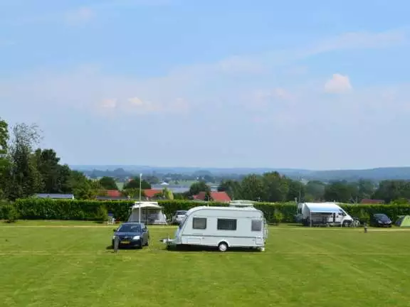 Basisveld grasveld enkele caravans 2015