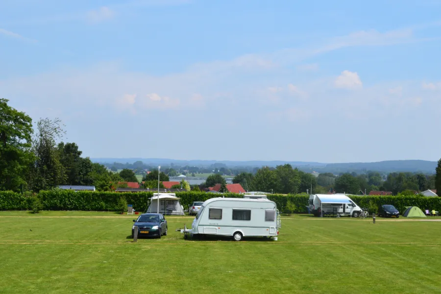 Basisveld grasveld enkele caravans 2015