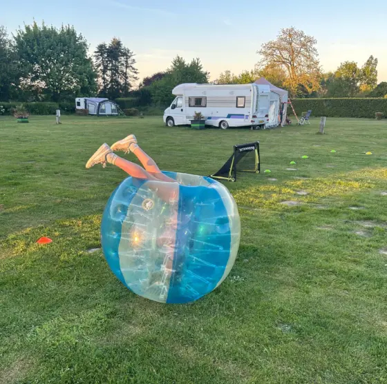 Bubbel voetbal kind op de kop